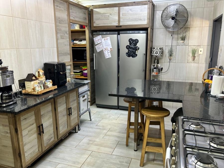 5 Bedroom Property for Sale in Mooinooi North West